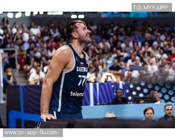 东契奇为湖人转播团队送车车上专属名牌彰显心意